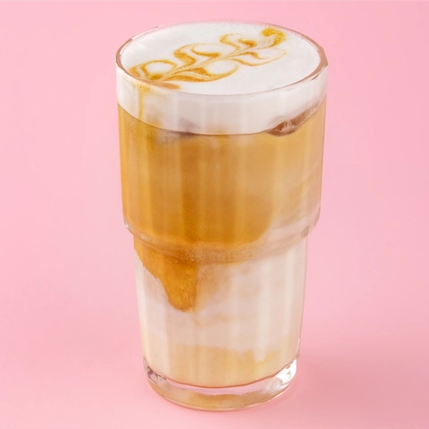 Latte frío con caramelo